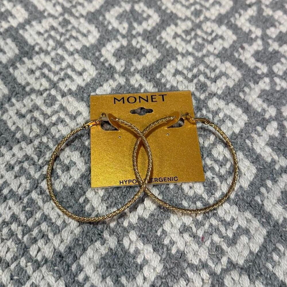 Monet-Hoop earrings
